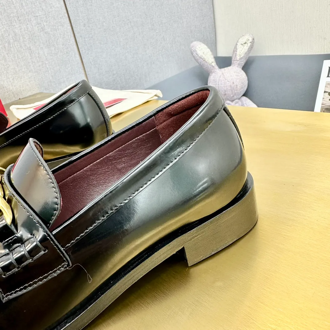 👟👟Ex-factory price 640👟👟 (genuine leather sole) 2024 [VALENTINO] Valentino's early spring fashionable slip-on loafers are hot new🆕 Versatile style with temperament💃🏻 Slay the whole audience immediately when you put it on [Love] The ultra-simple design is more timeless and attractive! Fashionable and neat feeling, it is a magic tool for increasing your height and slimming down ✨ The shoe collar is specially added with anti-wear latex! You won't feel tired after walking all day long🦶🏻 The upper is made of open-edge beaded cowhide fabric and matched with calfskin lining, which is full of texture. The bottom thickness is 4.0cm. Color: black, brown, coffee. Size: 35-40. Available from factory.